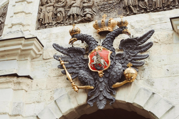 А раньше рисовали как попало: на гербе России официально закрепили четыре важные детали