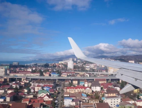 Аэропорт Сочи примет 417 тысяч пассажиров в новогодние праздники: новогодний турпоток и расходы россиян на отдых растут