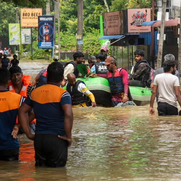«Бассейны превратились в болота»: что сейчас происходит в затопленной Шри-Ланке — 9 фото
