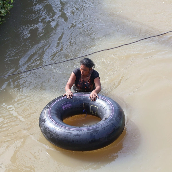 «Бассейны превратились в болота»: что сейчас происходит в затопленной Шри-Ланке — 9 фото
