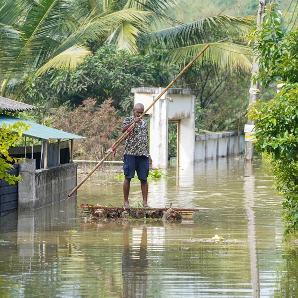 «Бассейны превратились в болота»: что сейчас происходит в затопленной Шри-Ланке — 9 фото