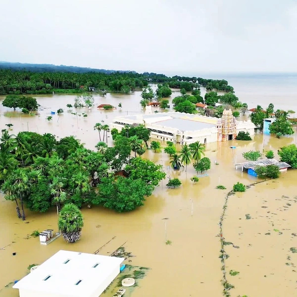 «Бассейны превратились в болота»: что сейчас происходит в затопленной Шри-Ланке — 9 фото