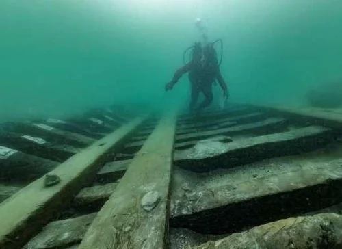 Древнюю «лодку для вечеринок» нашли в в водах Александрии. Что могло происходить на ее борту?