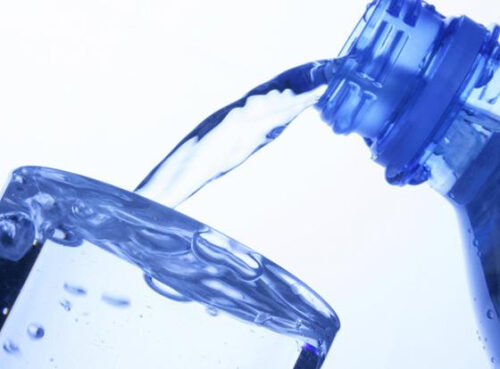 Врач сказал, сколько воды нужно пить, не считая поступающей с едой жидкости