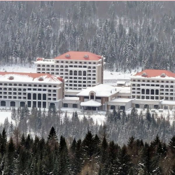 Ким Чен Ын открыл новый горнолыжный курорт на севере КНДР. 25 фото вождя с дочерью и пяти новых отелей