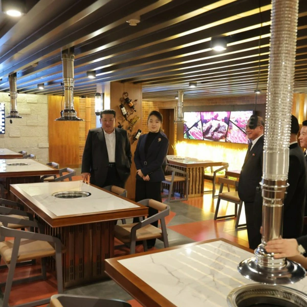 Ким Чен Ын открыл новый горнолыжный курорт на севере КНДР. 25 фото вождя с дочерью и пяти новых отелей