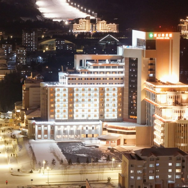 Ким Чен Ын открыл новый горнолыжный курорт на севере КНДР. 25 фото вождя с дочерью и пяти новых отелей