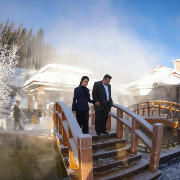Ким Чен Ын открыл новый горнолыжный курорт на севере КНДР. 25 фото вождя с дочерью и пяти новых отелей