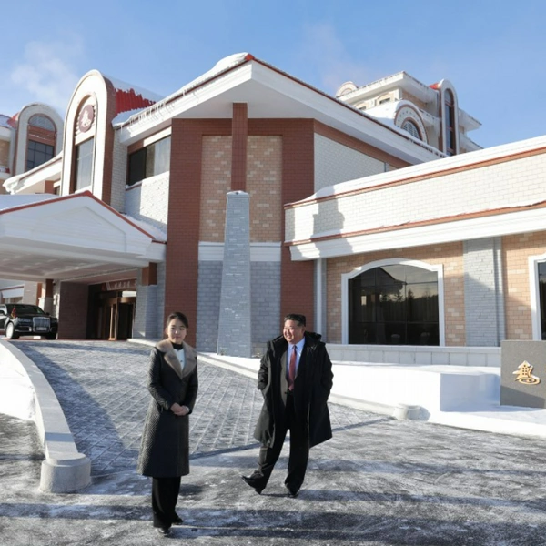 Ким Чен Ын открыл новый горнолыжный курорт на севере КНДР. 25 фото вождя с дочерью и пяти новых отелей