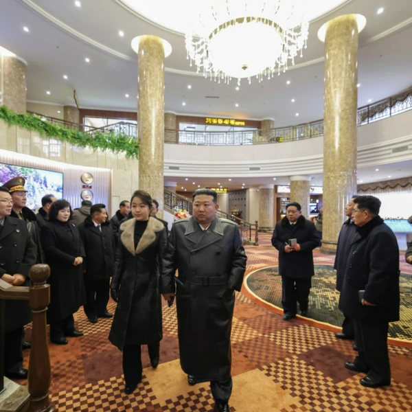 Ким Чен Ын открыл новый горнолыжный курорт на севере КНДР. 25 фото вождя с дочерью и пяти новых отелей