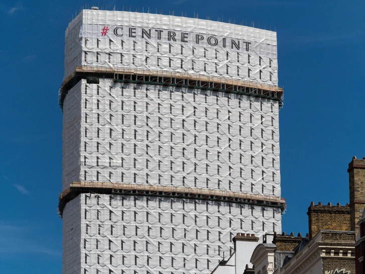 Не все счастливы в Рождество: два новых граффити Бэнкси в мокром предпраздничном Лондоне (фото)