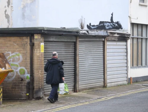 Не все счастливы в Рождество: два новых граффити Бэнкси в мокром предпраздничном Лондоне (фото)