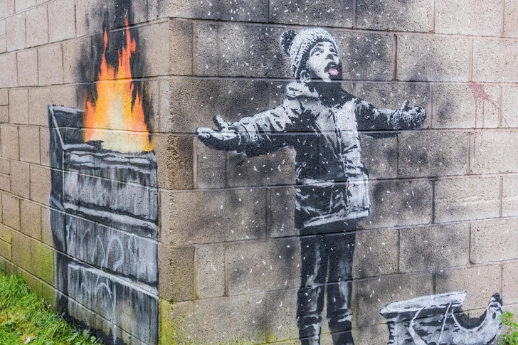 Не все счастливы в Рождество: два новых граффити Бэнкси в мокром предпраздничном Лондоне (фото)