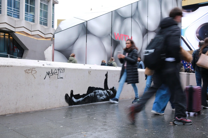 Не все счастливы в Рождество: два новых граффити Бэнкси в мокром предпраздничном Лондоне (фото)