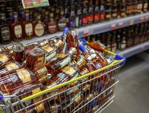 «Ничего общего с оригинальными напитками»: чем будут поить россиян вместо коньяка на фоне роста цен?