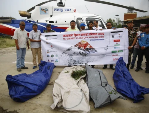 С Эвереста спустили 12 трупов. Это только начало генеральной уборки на склонах вершины-8848
