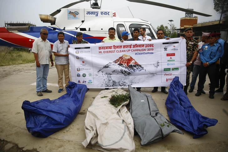 С Эвереста спустили 12 трупов. Это только начало генеральной уборки на склонах вершины-8848