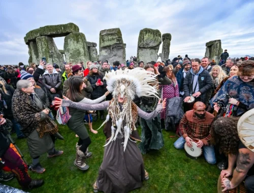 Тысячи людей отметили зимнее солнцестояние около Стоунхенджа
