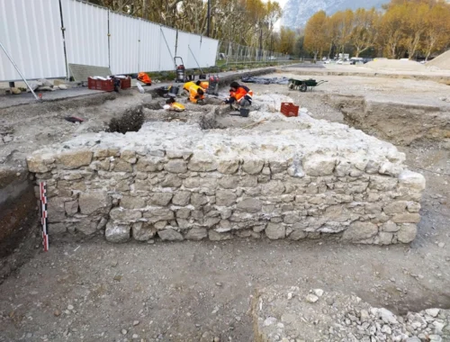 В назидание всем бунтовщикам: во Франции нашли сброшенные в яму тела людей, казненных 500 лет назад