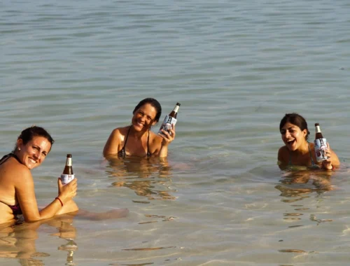 В Таиланде туристам разрешили выпивать с 14 до 17 часов. Запрет действовал 50 лет