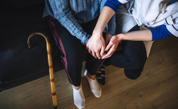 Почему Альцгеймер «выбирает» женщин: мозг сам усиливает разрушение