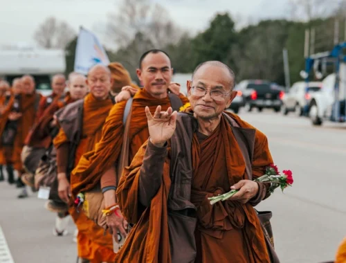 Буддийские монахи идут в Вашингтон: «прогулка за мир» по США Буддийские монахи идут в Вашингтон: «прогулка за мир» по США