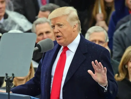 «Как жаль, что я это сделал»: Трамп объяснил, откуда у него синяки на руках «Как жаль, что я это сделал»: Трамп объяснил, откуда у него синяки на руках