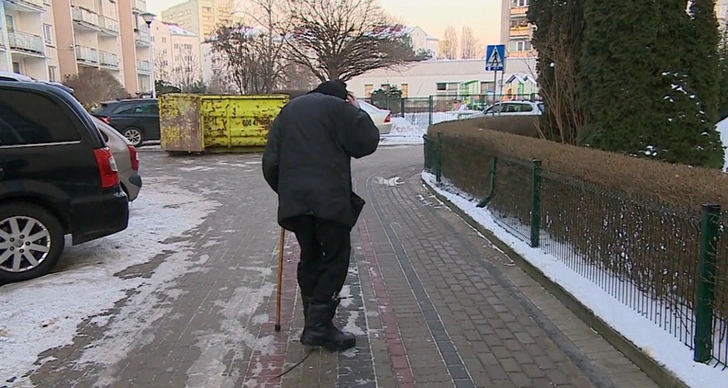 «Начиналось всё невинно». 80-летний польский пенсионер до предела захламил квартиру и стал ночевать в своей старенькой машине