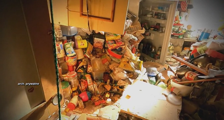 «Начиналось всё невинно». 80-летний польский пенсионер до предела захламил квартиру и стал ночевать в своей старенькой машине