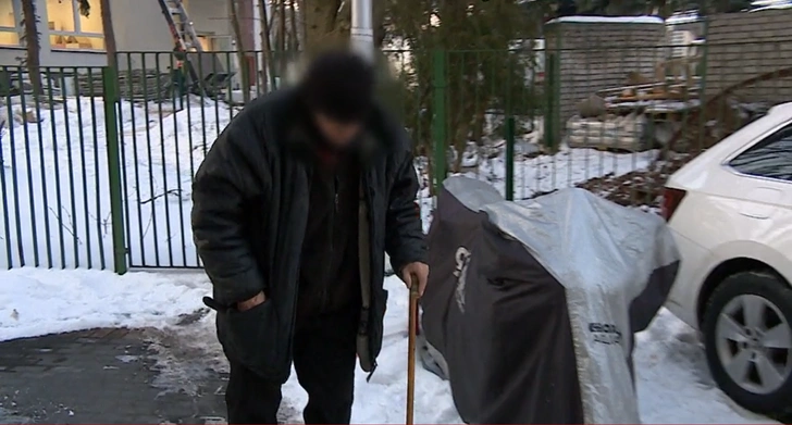 «Начиналось всё невинно». 80-летний польский пенсионер до предела захламил квартиру и стал ночевать в своей старенькой машине