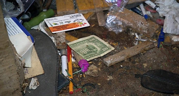 «Начиналось всё невинно». 80-летний польский пенсионер до предела захламил квартиру и стал ночевать в своей старенькой машине