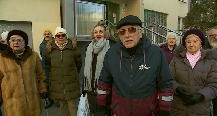 «Начиналось всё невинно». 80-летний польский пенсионер до предела захламил квартиру и стал ночевать в своей старенькой машине