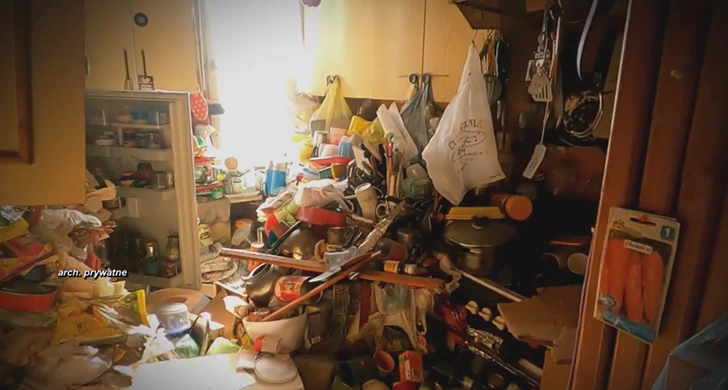 «Начиналось всё невинно». 80-летний польский пенсионер до предела захламил квартиру и стал ночевать в своей старенькой машине