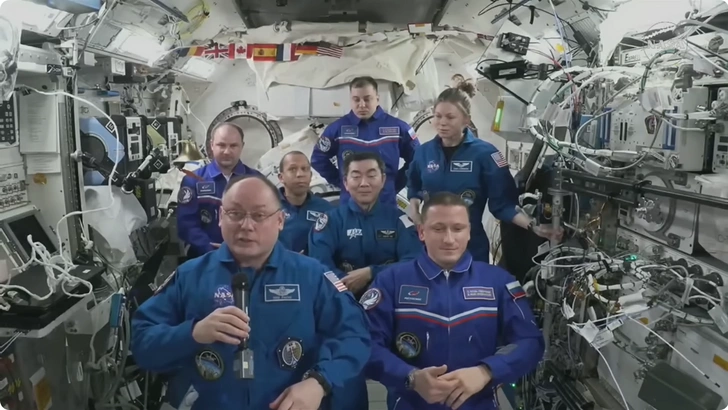 Первая медицинская эвакуация: корабль с участниками миссии Crew-11 отстыковался от МКС