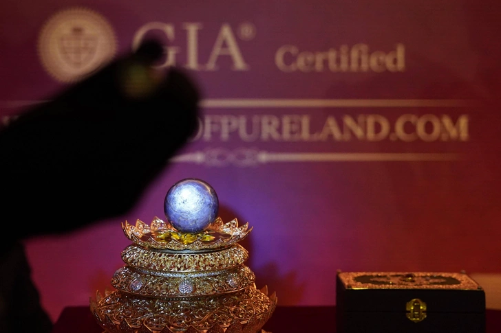 Самый крупный фиолетовый звёздчатый сапфир весом 712,6 грамма представлен на Шри-Ланке