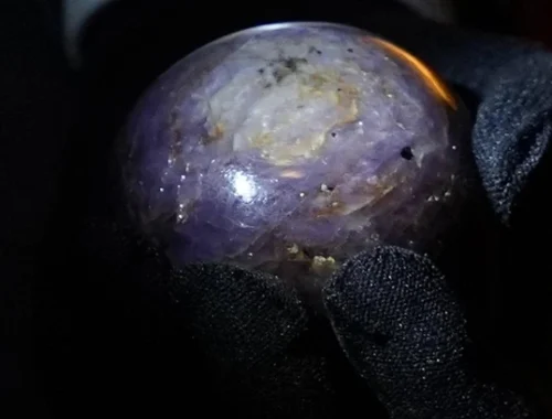 Самый крупный фиолетовый звёздчатый сапфир весом 712,6 грамма представлен на Шри-Ланке