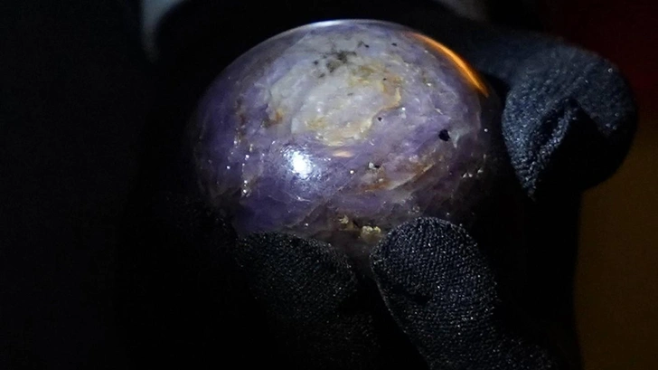 Самый крупный фиолетовый звёздчатый сапфир весом 712,6 грамма представлен на Шри-Ланке