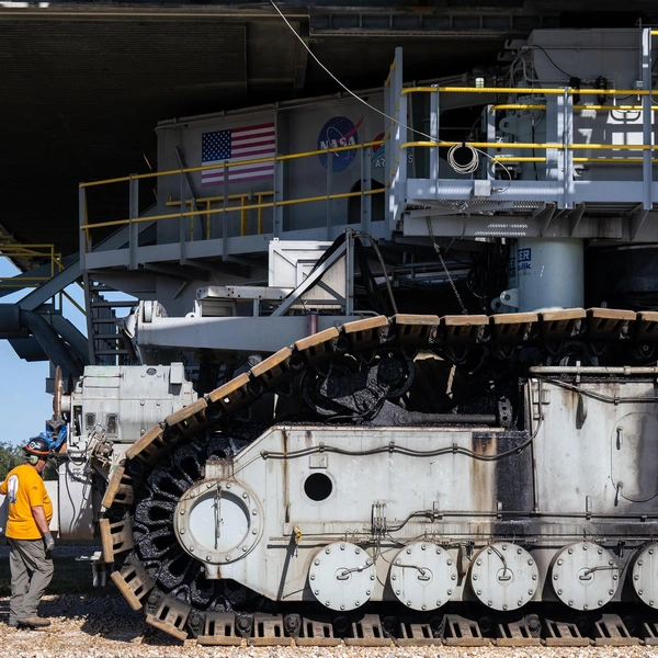 В США вывезли на стартовую площадку ракету SLS для первого полета людей к Луне с 1972 года