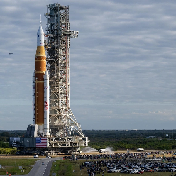 В США вывезли на стартовую площадку ракету SLS для первого полета людей к Луне с 1972 года