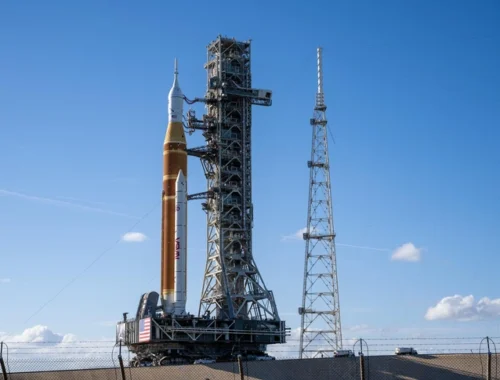 В США вывезли на стартовую площадку ракету SLS для первого полета людей к Луне с 1972 года