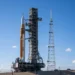 В США вывезли на стартовую площадку ракету SLS для первого полета людей к Луне с 1972 года