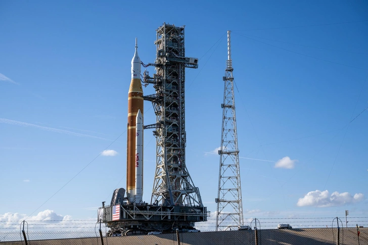 В США вывезли на стартовую площадку ракету SLS для первого полета людей к Луне с 1972 года