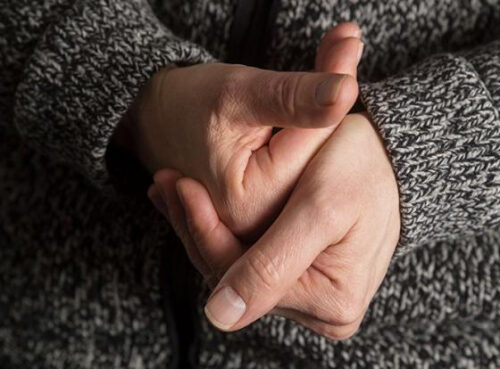 Назван симптом рака, который проявляется на руках