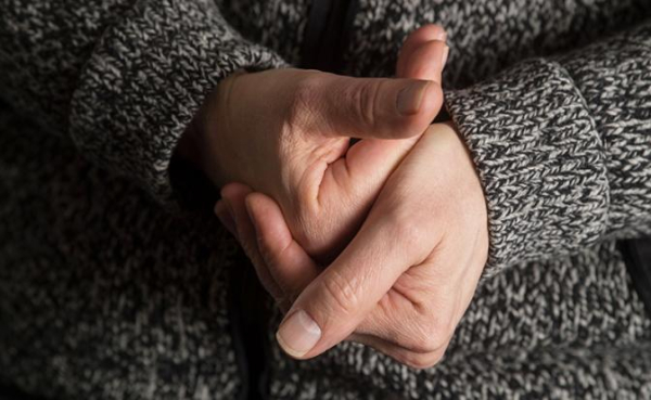 Назван симптом рака, который проявляется на руках