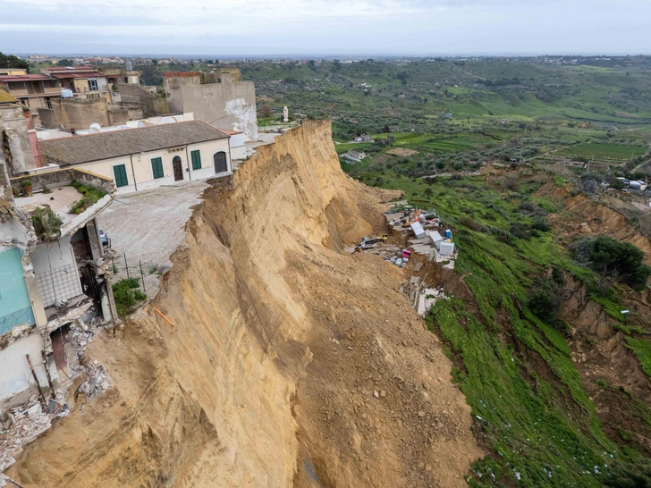 Над пропастью торчат трубы и машины: итальянский городок Нишеми повис между небом и землей (фото)