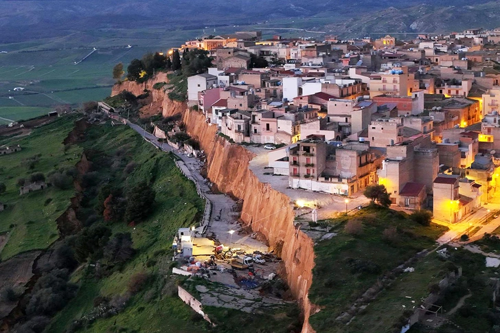 Над пропастью торчат трубы и машины: итальянский городок Нишеми повис между небом и землей (фото)