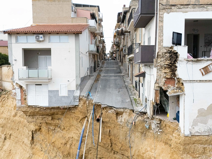 Над пропастью торчат трубы и машины: итальянский городок Нишеми повис между небом и землей (фото)