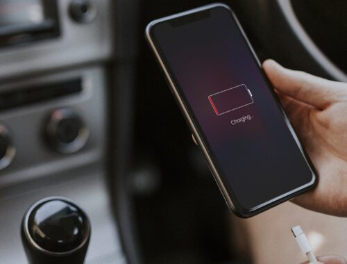 Как продлить жизнь батареи смартфона: какие методы действительно работают, а какие — опасные мифы.