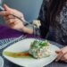 Как сделать салат из печени трески с яйцом и рисом